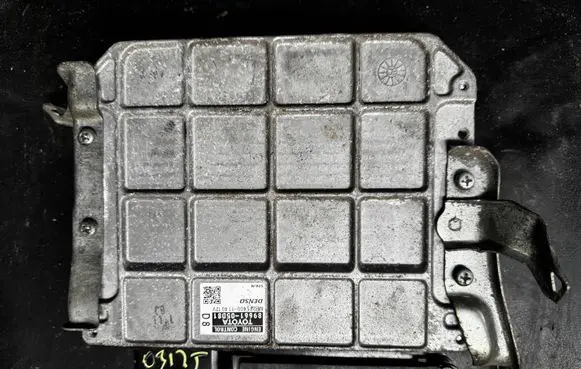 Toyota Avensis T270 Engine control unit/module 8966105d81