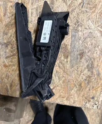 Volkswagen Golf Plus Accelerator throttle pedal 1K1721503M 6PV00889000