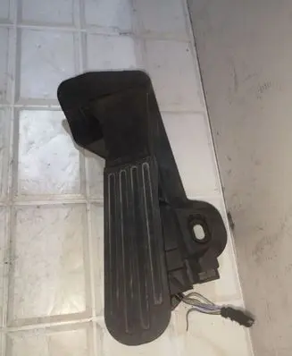 Accelerator throttle pedal