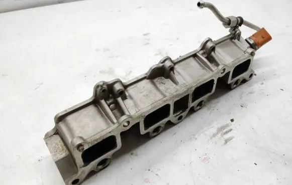 Volkswagen PASSAT B7 Fuel distributor 0K284AHB