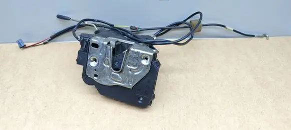 Mercedes-Benz C W203 Front door lock 2037200135