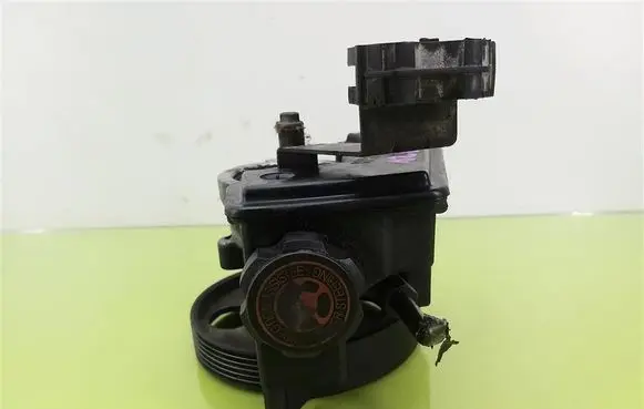 Peugeot 206 Power steering pump M2XL207H27