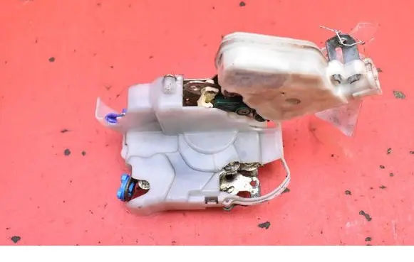 Nissan X-Trail T30 Front door lock 80552AA200