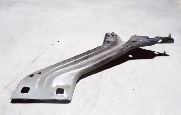 Audi Q5 SQ5 Fender mounting bracket 8R0821136