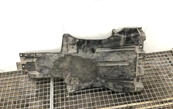 Volkswagen Touareg II Engine splash shield/under tray 7L8825231A 7P0825369