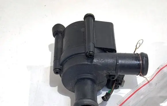 Audi A4 S4 B9 8W Oil filter mounting bracket 06H121601N