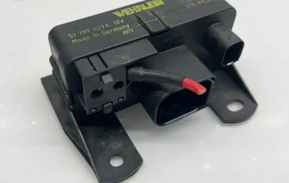 Mercedes-Benz C W203 Glow plug pre-heat relay 51799029A