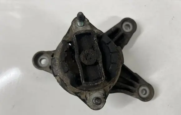 Audi A4 S4 B6 8E 8H Engine mount bracket 8e0399115b md3