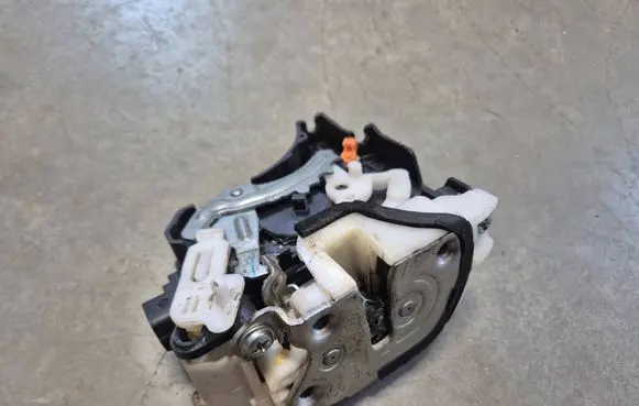 Mitsubishi L200 Rear door lock MN136720