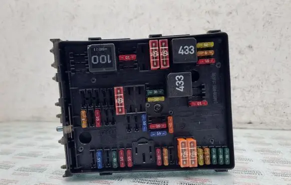 Volkswagen Touran I Fuse module 1K0937124K