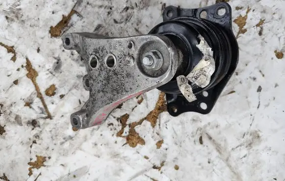 Seat Ibiza IV (6J,6P) Engine mounting bracket 