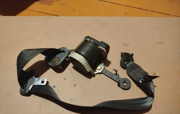 Renault Clio II Front seatbelt 068564F 33019515 24801