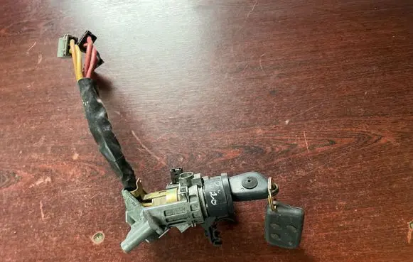 Peugeot 308 SW Ignition lock 447021