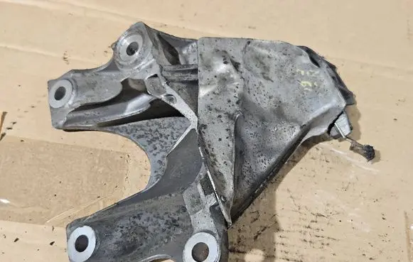 BMW 5 E60 E61 Engine mounting bracket 6770940 43807410