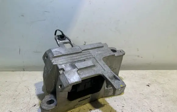 Volvo XC40 Engine mount bracket 32267915