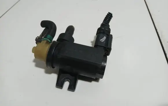 Citroen C4 II Turbo solenoid valve 70163303