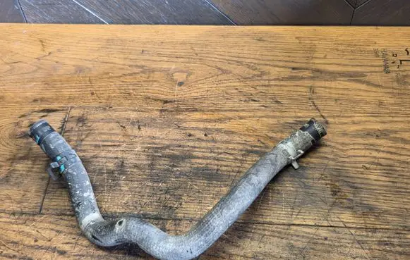 Engine coolant pipe/hose