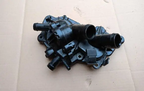 Volkswagen Golf VII Water pump 04E121600BE