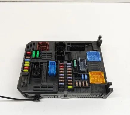 Peugeot 3008 II Fuse module 9832880680