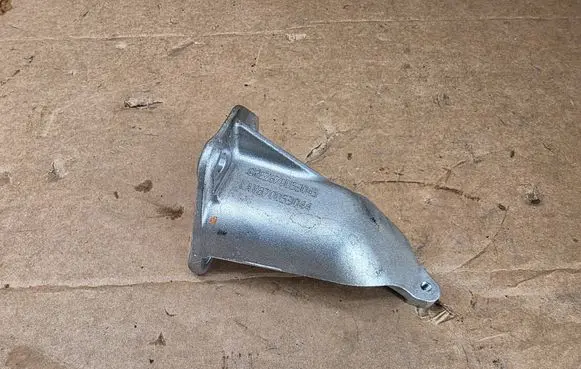 Maserati Grecale Engine mounting bracket 670053044 670053045