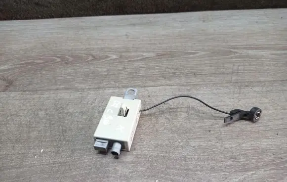 Volvo C30 Aerial antenna amplifier 28018752
