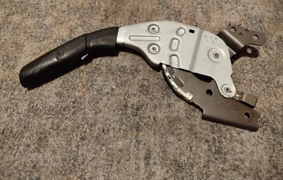 Mercedes-Benz A W169 Hand brake release handle 1694200084 0930704881