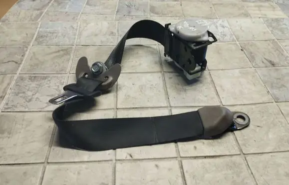Mitsubishi Grandis Middle seatbelt (rear) ADC7078 0433117 N1527