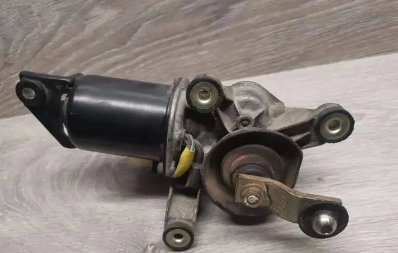 Subaru Impreza I Wiper motor MR6228S2
