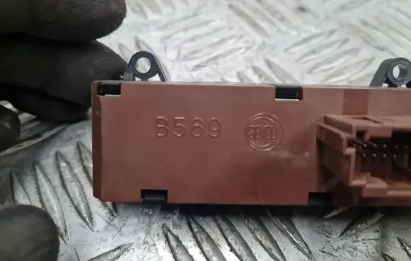 Renault Trafic II (X83) Hazard light switch B569