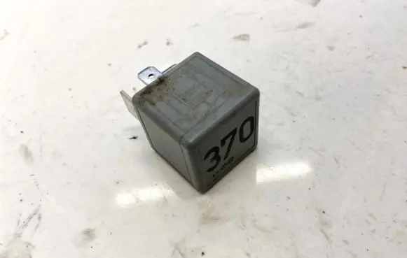 Volkswagen PASSAT B4 Other relay 8d0951253