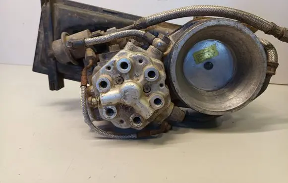 Audi 80 90 S2 B4 Fuel distributor 0438101029 0438121049 034133353C