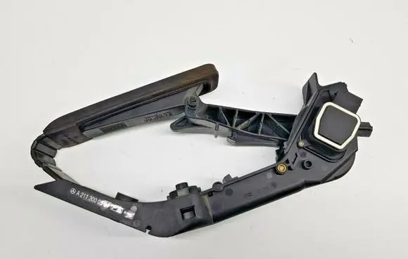 Mercedes-Benz E W211 Accelerator throttle pedal A2113000504 nr3101