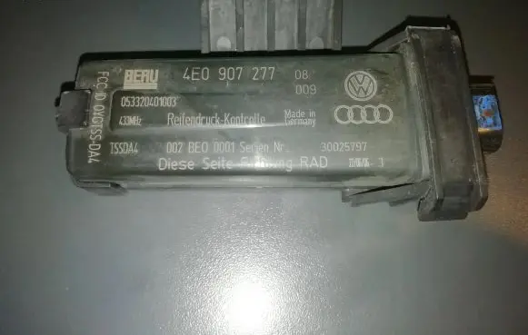 Audi A8 S8 D3 4E Tire pressure sensor 4E0907277 30025797 053320401003