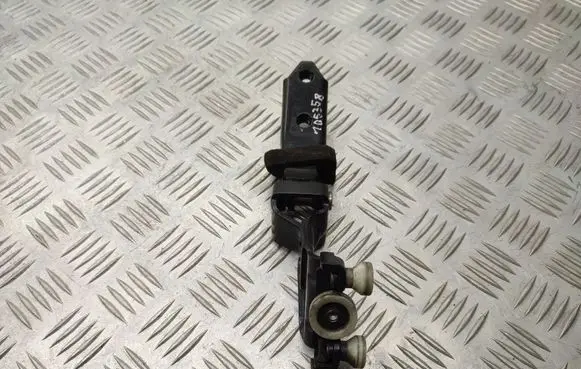 Volkswagen Caddy Sliding door middle roller runner 2K0843336A