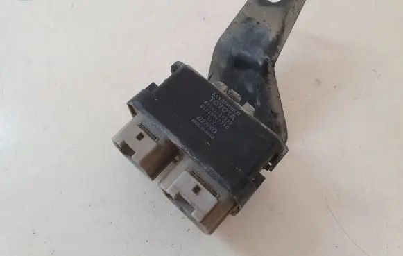 Toyota Land Cruiser (HDJ90) ABS relay 8826335090