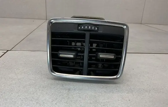 Audi Q3 8U Rear air vent grill 8U0819203