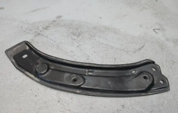 Headlight/headlamp mounting bracket