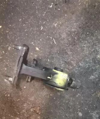 Toyota Avensis T270 Engine mount bracket