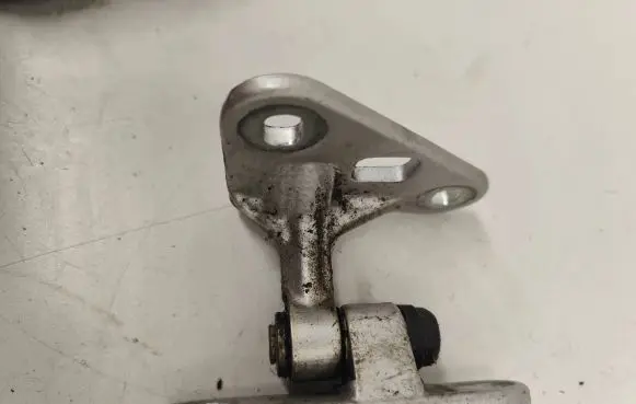 Mercedes-Benz E W211 Front door upper hinge Ise0309