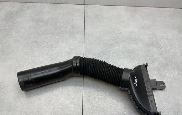 Peugeot 2008 II Air intake duct part 9833418380