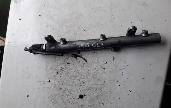 Mercedes-Benz CLS C219 Fuel distributor A6420702595