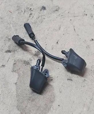Windshield washer spray nozzle