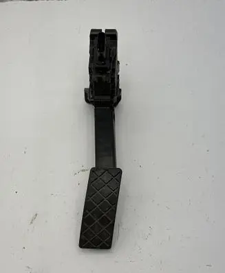Accelerator throttle pedal