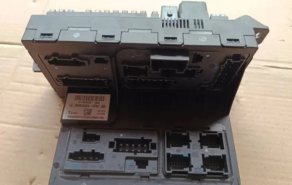 Mercedes-Benz E W211 Fuse module 2115454201