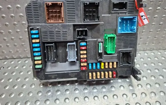 Peugeot 208 I Fuse module S26312554 9819849680