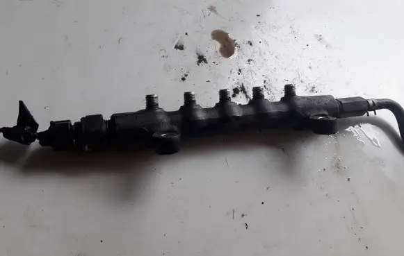 Toyota Corolla Verso E121 Fuel distributor 