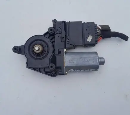 Volkswagen PASSAT B5 Rear door window regulator motor 101438202