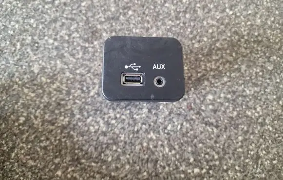 Chrysler 200 USB socket connector 68271006AA