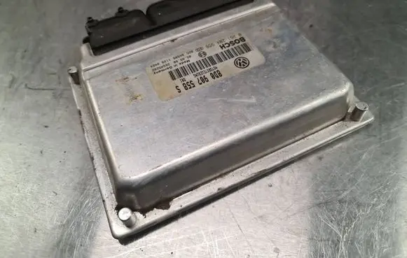 Volkswagen PASSAT B5 Engine control unit/module 8D0907558S 0261204956 26SA5282