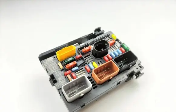 Citroen C5 Fuse module 9667044980